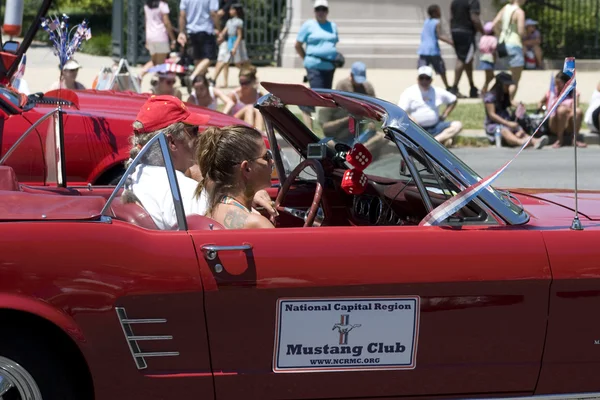 Car driving in a parade on Fourth of July in Washinton DC. — Stock Photo, Image