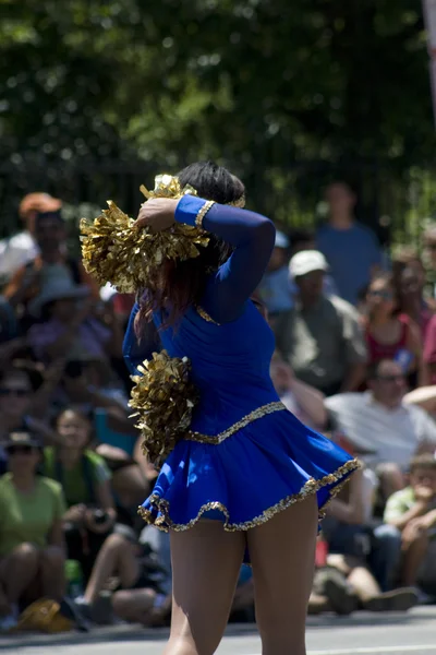 Cheerleader in a marching band on Fourth of July in Washington DC. — Stock Photo, Image