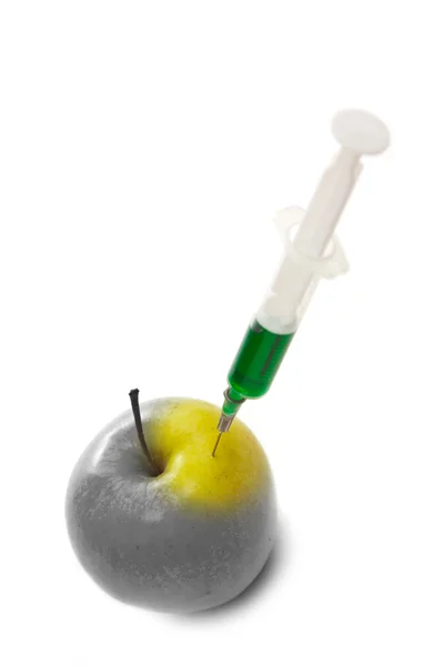 Manzana modificación genética con jeringa — Foto de Stock