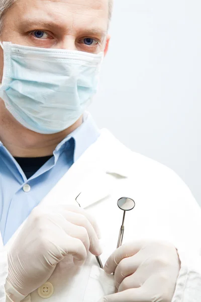 Стоматолог с инструментами — стоковое фото