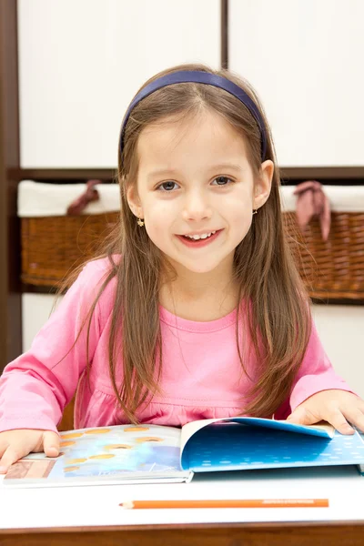 Ευτυχισμένος κορίτσι προσχολικής — Φωτογραφία Αρχείου