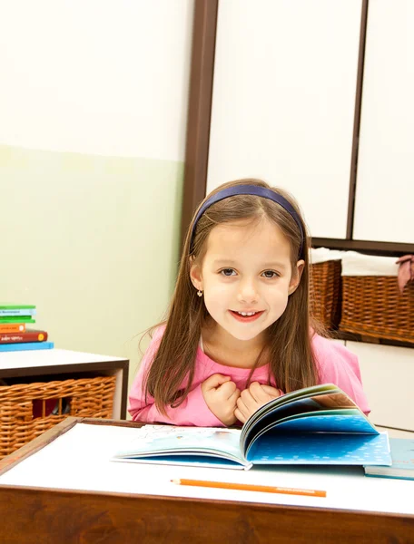 Szczęśliwa dziewczyna przedszkola — Zdjęcie stockowe