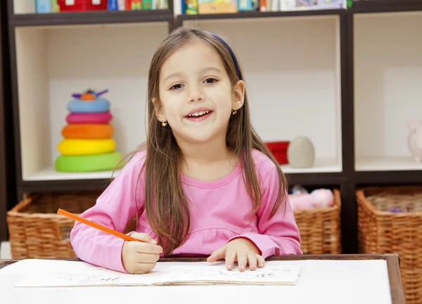 Ευτυχισμένος κορίτσι προσχολικής — Φωτογραφία Αρχείου
