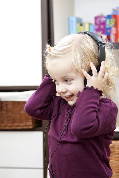 Sorriso menina com fone de ouvido — Fotografia de Stock