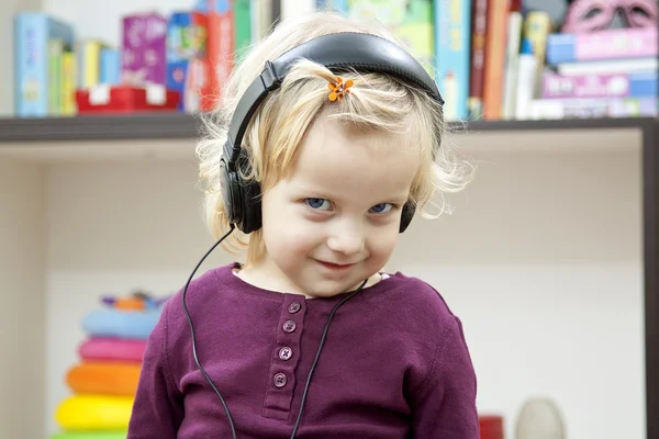 Sorriso menina com fone de ouvido — Fotografia de Stock