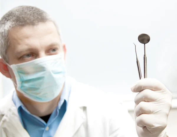 Стоматолог с инструментами — стоковое фото