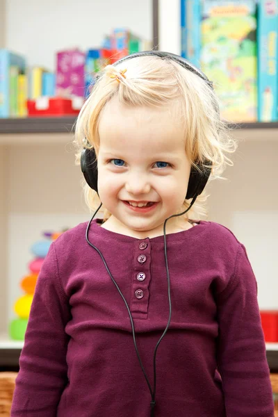 Menina feliz com fone de ouvido — Fotografia de Stock