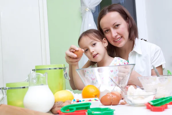 Matka a její dcera, bakeing v kuchyni Stock Fotografie