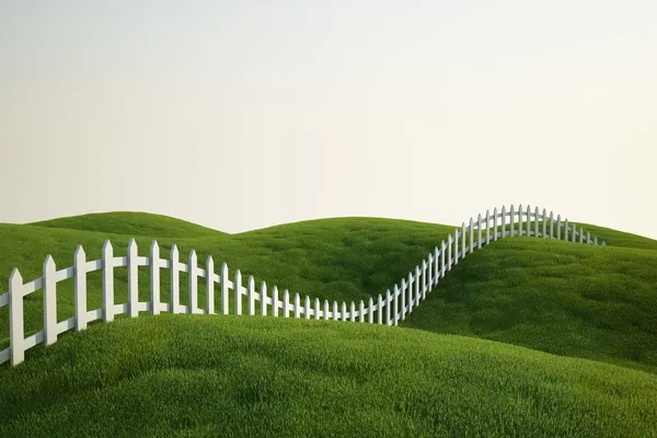 Bílý plaňkový plot na trávě — Stock fotografie