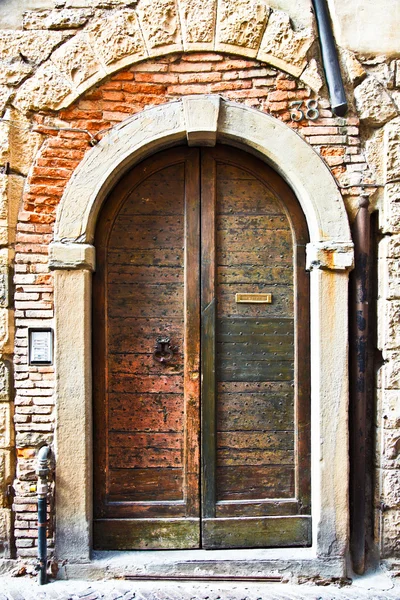 Vieille porte en bois avec fente de lettre en Italie — Photo