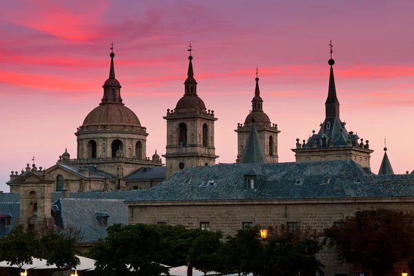 Monasterio de San Lorenzo de El Escorial, España al anochecer — Foto de Stock