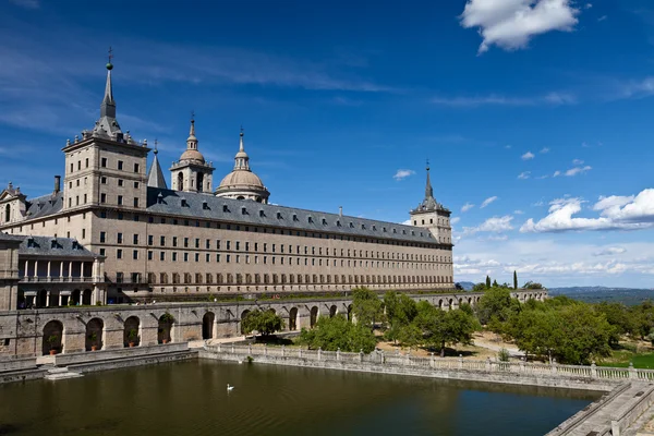 圣洛伦索德埃尔科里亚尔修道院，西班牙在一个晴朗的天 — 图库照片
