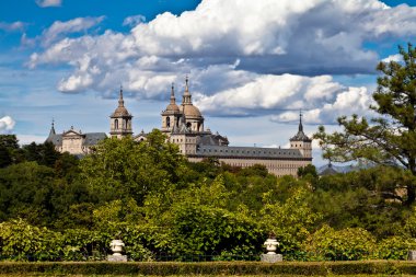 San lorenzo de el escorial Manastırı spires, İspanya güneşli bir günde