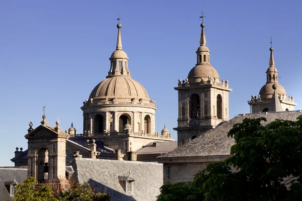 Monasterio de San Lorenzo de El Escorial Spires, España en un día soleado — Foto de Stock