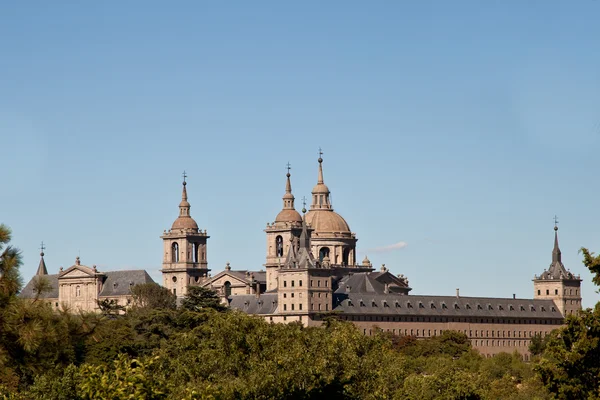 Monasterio de San Lorenzo de El Escorial Spires, España en un día soleado — Foto de Stock