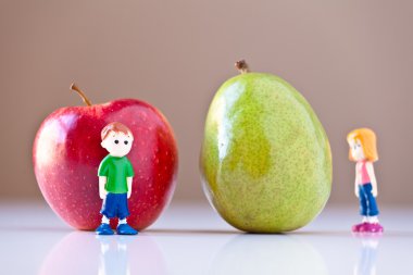 Kız ve oğlan Overshelmed sağlıklı gıda seçenekleri (armut ve elma tarafından