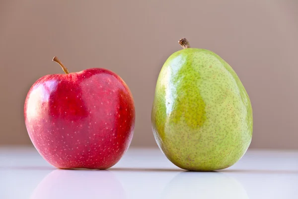Green Pear and Red Apple — Stock Photo, Image
