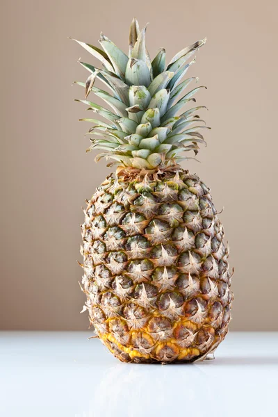 Ananas på vitt med brun bakgrund — Stockfoto