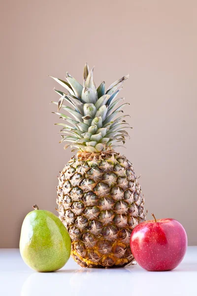 Ananas, gruszka zielone i czerwone jabłko — Zdjęcie stockowe