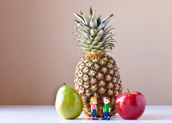 Meisje en jongen overweldigd door voeding keuzes (Fruit) — Stockfoto
