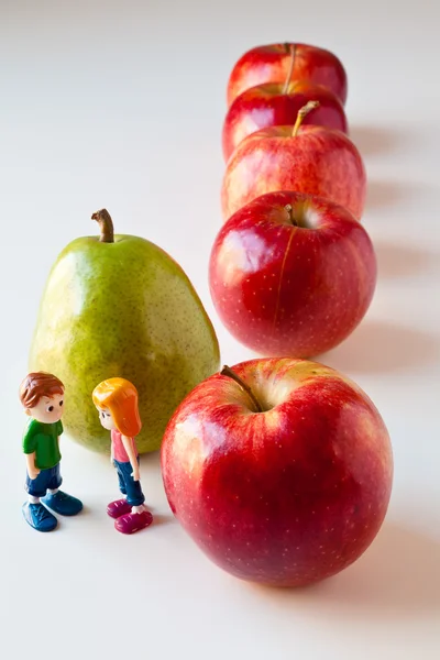 Dziewczyna i chłopak dyskusji na temat zdrowego żywienia — Zdjęcie stockowe
