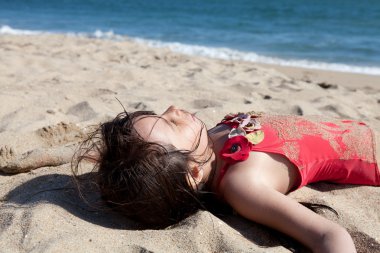 sahilde kum kaplı küçük bir kızın rahatlatıcı yakın çekim