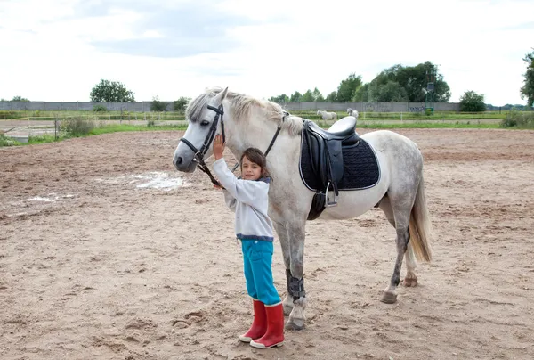 小さな女の子の乗馬レッスンの準備ができて — ストック写真