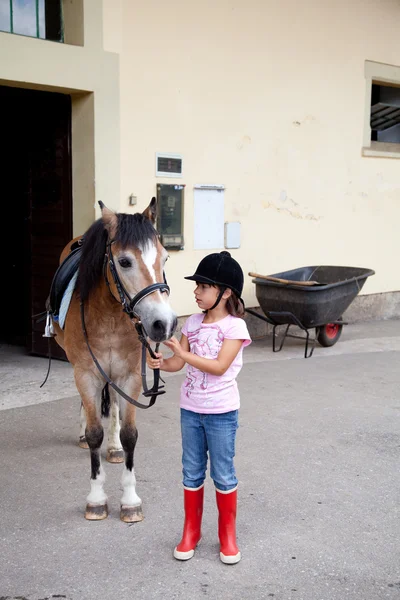 小女孩准备骑马课 — 图库照片
