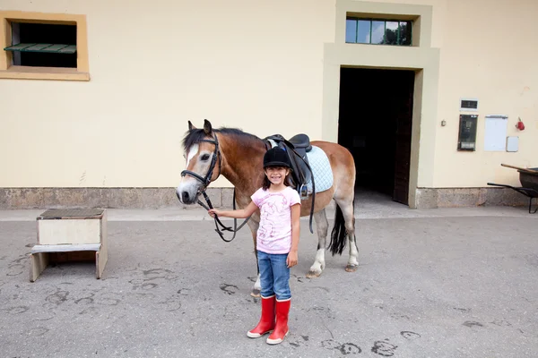 Dziewczynka gotowy do lekcji jazda konna — Zdjęcie stockowe