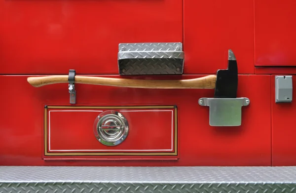 Yxa på en brandbil — Stockfoto