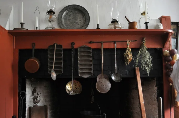 初期のアメリカのキッチン マントルと暖炉 — ストック写真