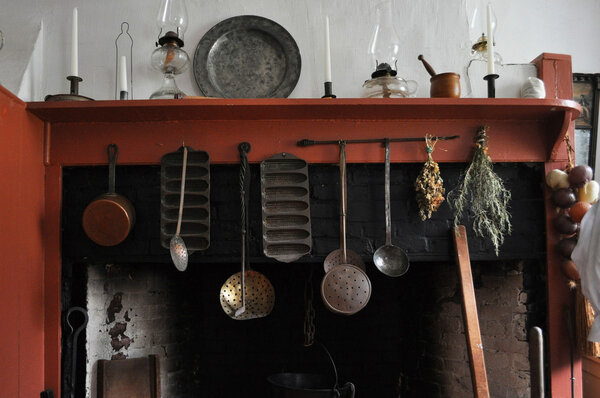 Early american kitchen mantle and hearth