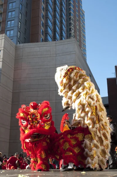 Lion dancers perform at Chinese New Year festivities — Stock Photo, Image