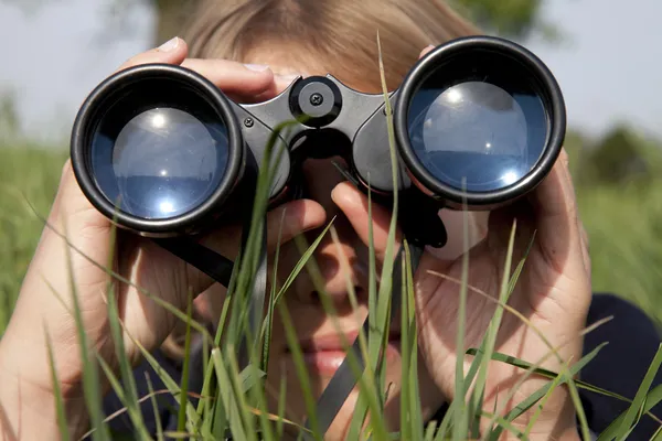 Vrouw met een verrekijker is ontdekken van de omgeving — Stockfoto