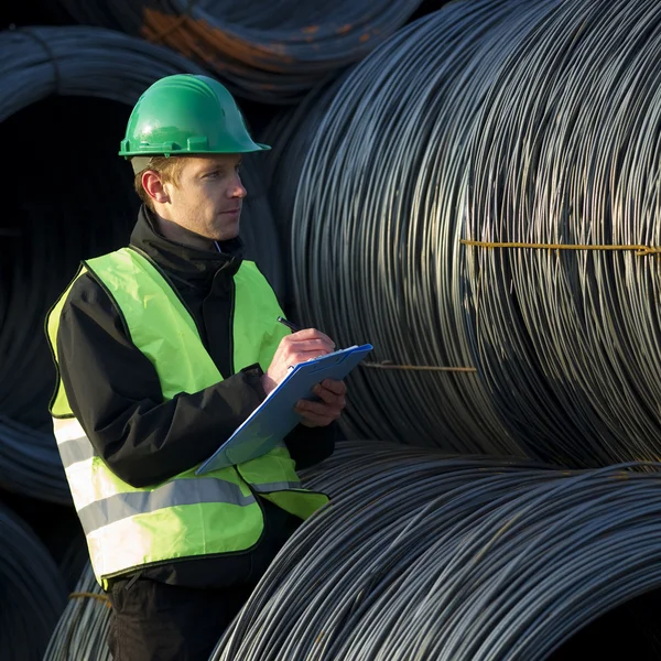 Supervisor con lista de verificación cerca de cable de alambre — Foto de Stock