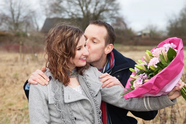 Gli amanti baciare con Bouquet — Foto Stock