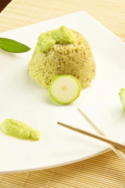Tortino di couscous al pesto con vellutata di zucchine — Stock Photo, Image