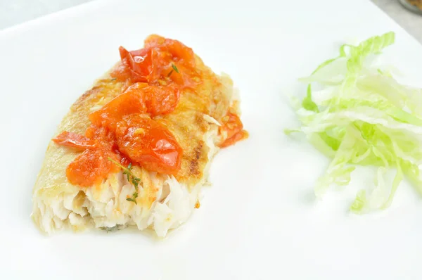 Filetto di pangasio con pomodori freschi e 提莫 — 图库照片