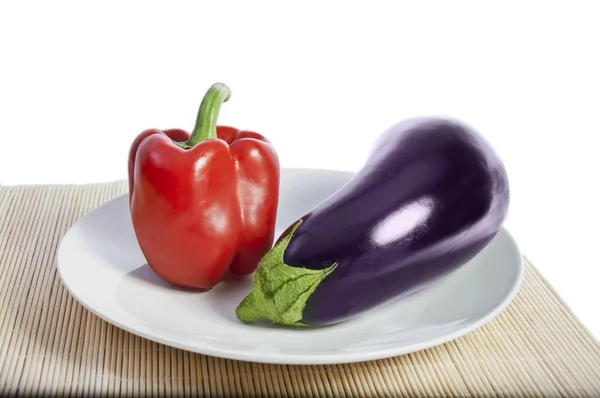 Auberginer og rød pepper – stockfoto