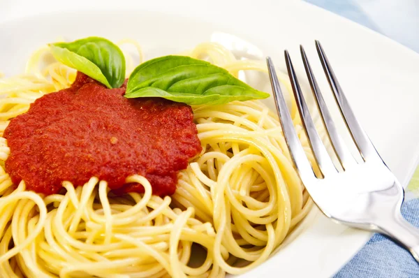 Espaguete com molho de tomate — Fotografia de Stock