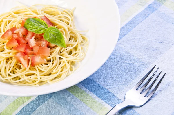 Спагетти со свежими помидорами — стоковое фото