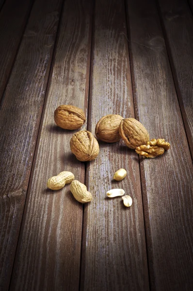 Nüsse auf Holz — Stockfoto