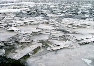 Kırık buz Nehri üzerinde