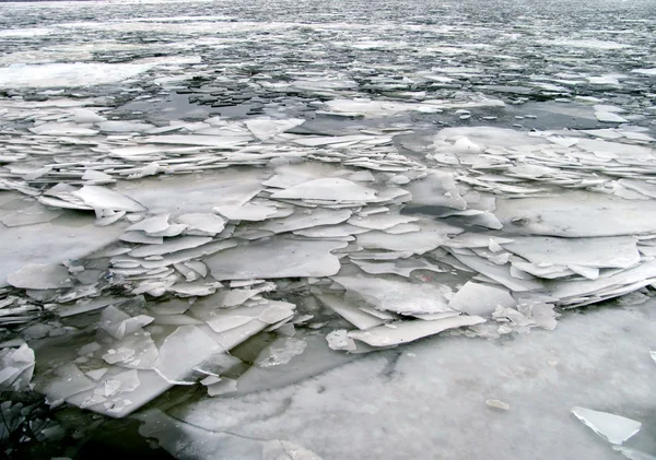 Gelo partido no rio — Fotografia de Stock