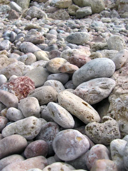Камни на берегу — стоковое фото
