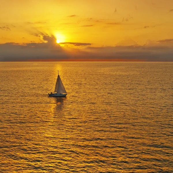 Arany naplemente- és yacht. Jogdíjmentes Stock Képek