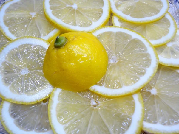 En saftig citron är skära med ringar på en maträtt Stockbild