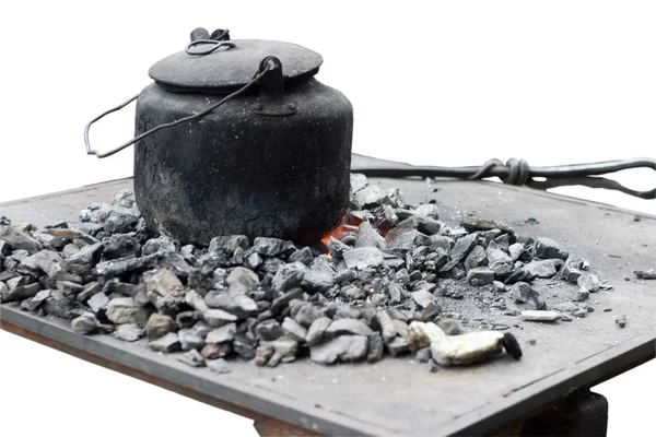 Kömür üzerinde eski su ısıtıcısı — Stok fotoğraf