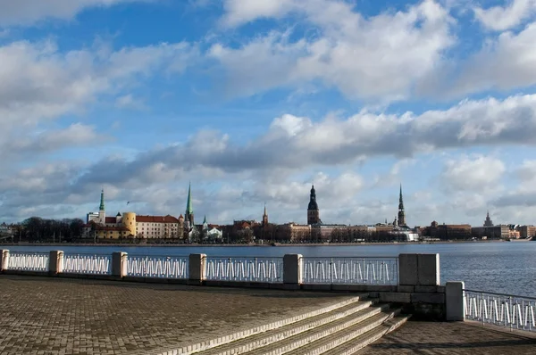 Riga pohled na jaře zamračený den — Stock fotografie