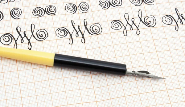 Πένα καλλιγραφίας και εργασία — Φωτογραφία Αρχείου